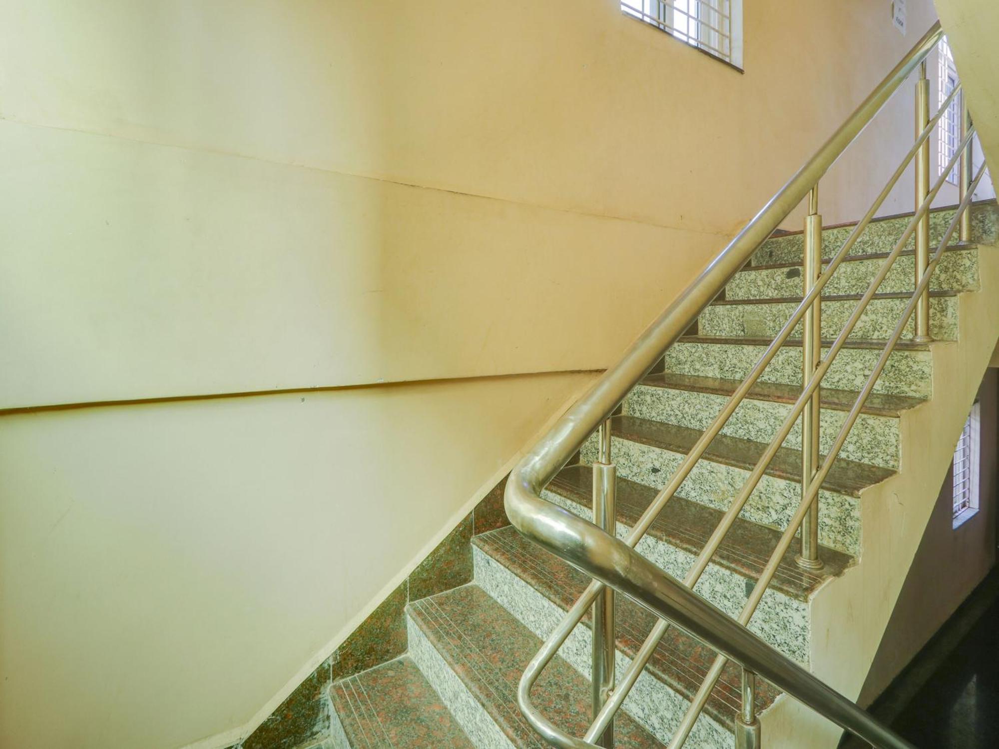 Super Townhouse Qualia Prime Hotel Near Nexus Mall ハイデラバード エクステリア 写真