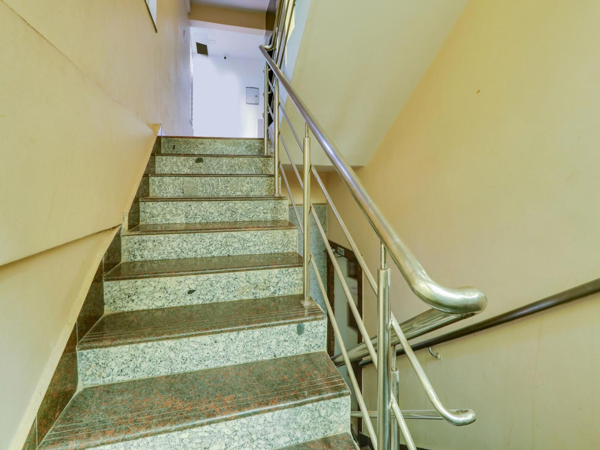 Super Townhouse Qualia Prime Hotel Near Nexus Mall ハイデラバード エクステリア 写真